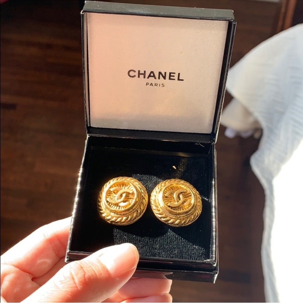 Chanel Gold Earrings clip on vintage
